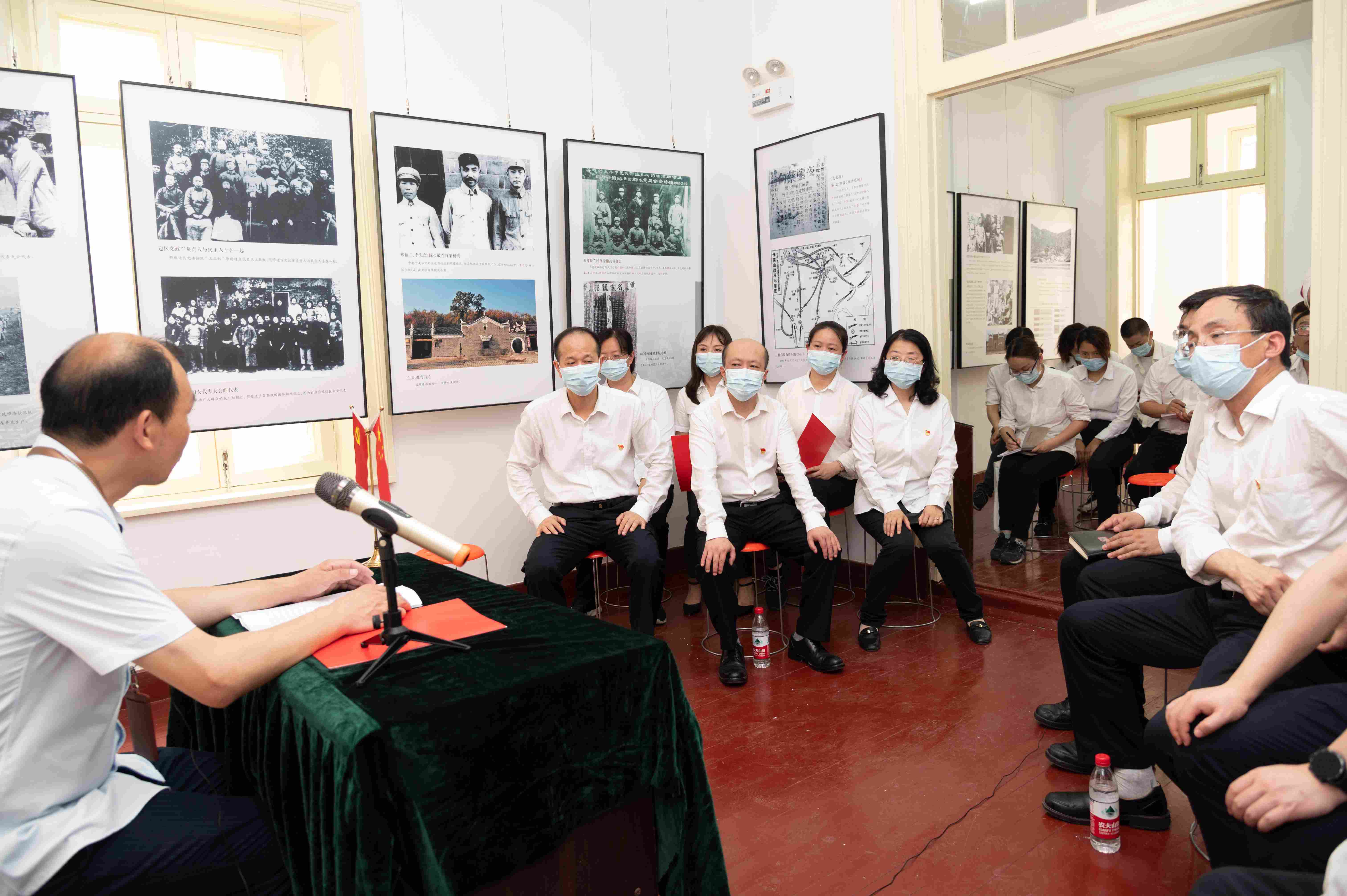 八路軍駐武漢辦事處舊址紀念館副館長周強講黨史.jpg
