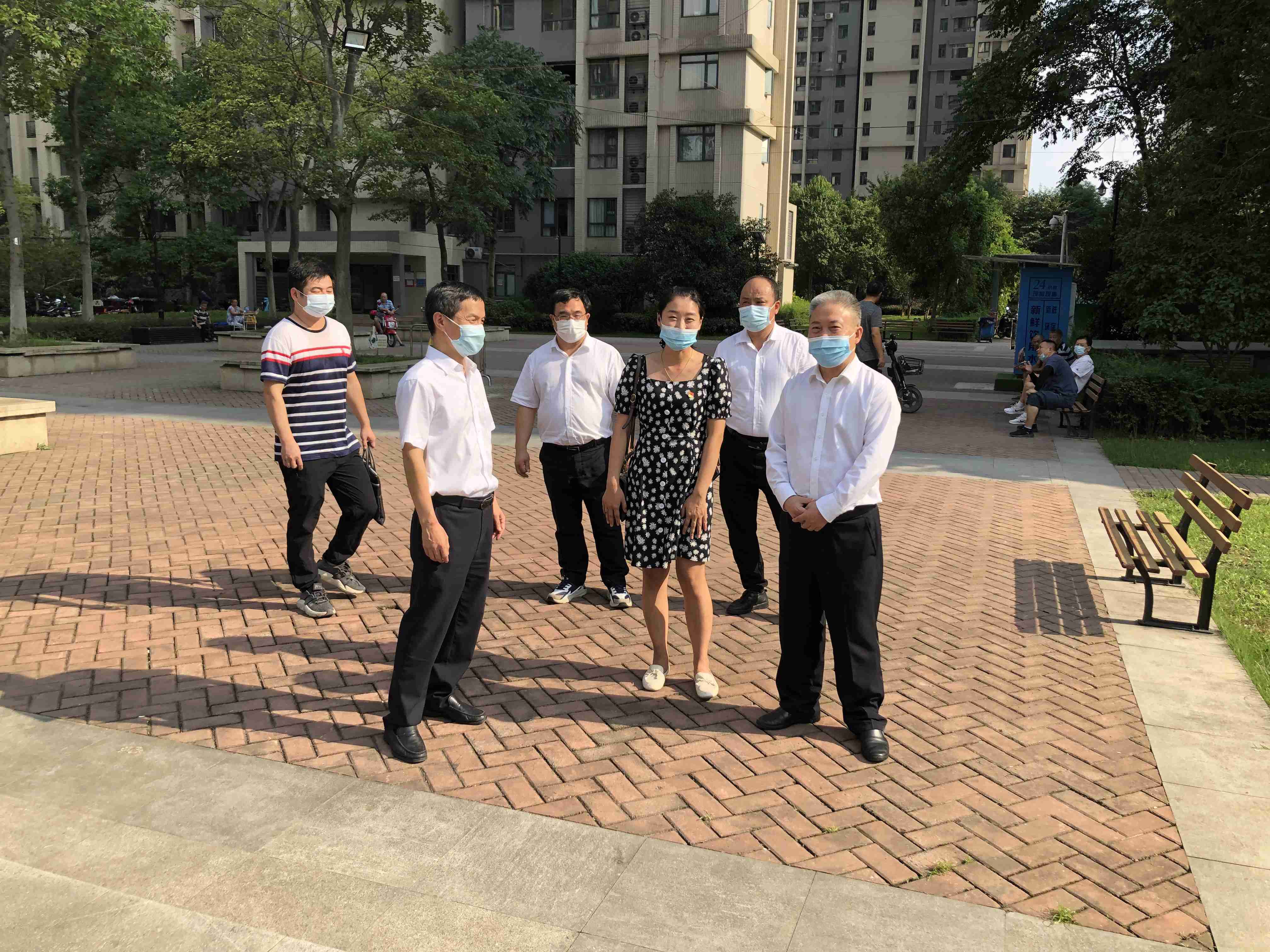 城建集團(tuán)黨委委員、紀(jì)委書(shū)記楊杰在社區(qū)檢查修復(fù)工作.jpg